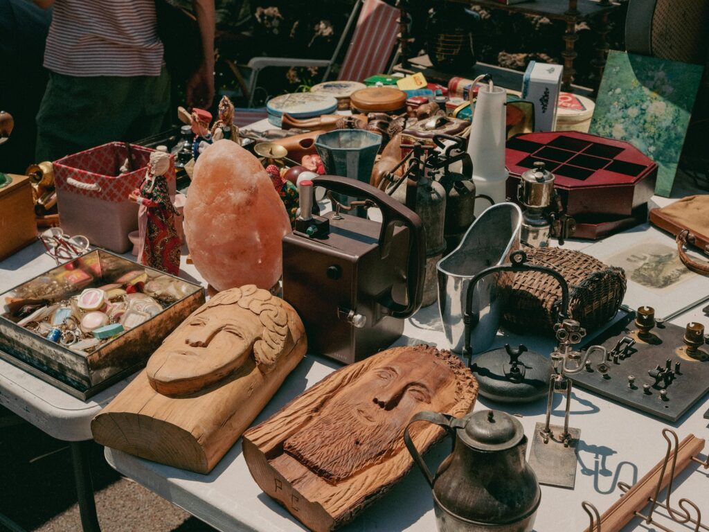 Marktstand mit einem Tisch voller verschiedener Haushaltswaren