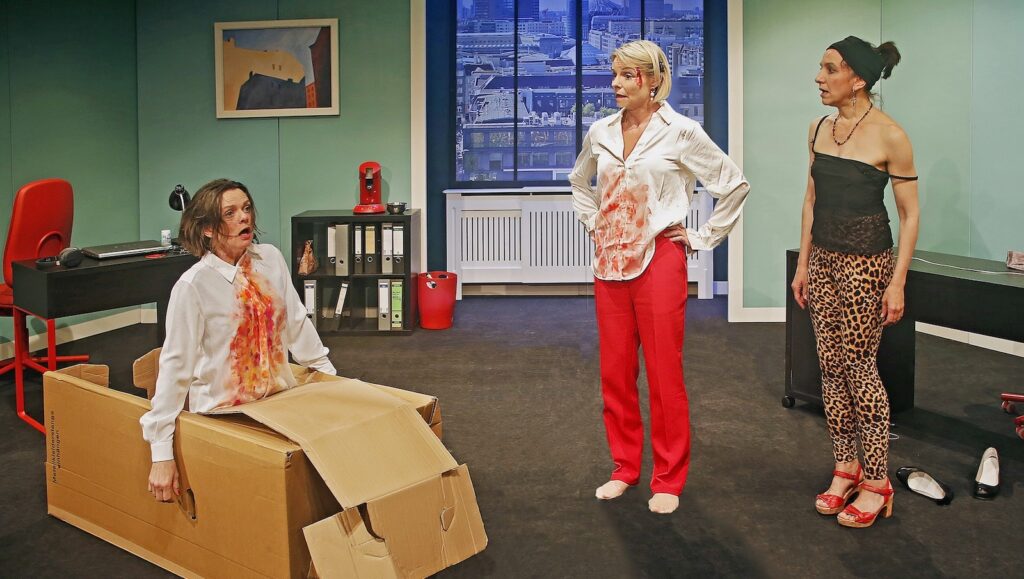 Drei Schauspielerinnen des Berliner Kriminaltheaters in einer Szene aus der Krimi-Satire Mordskolleginnen