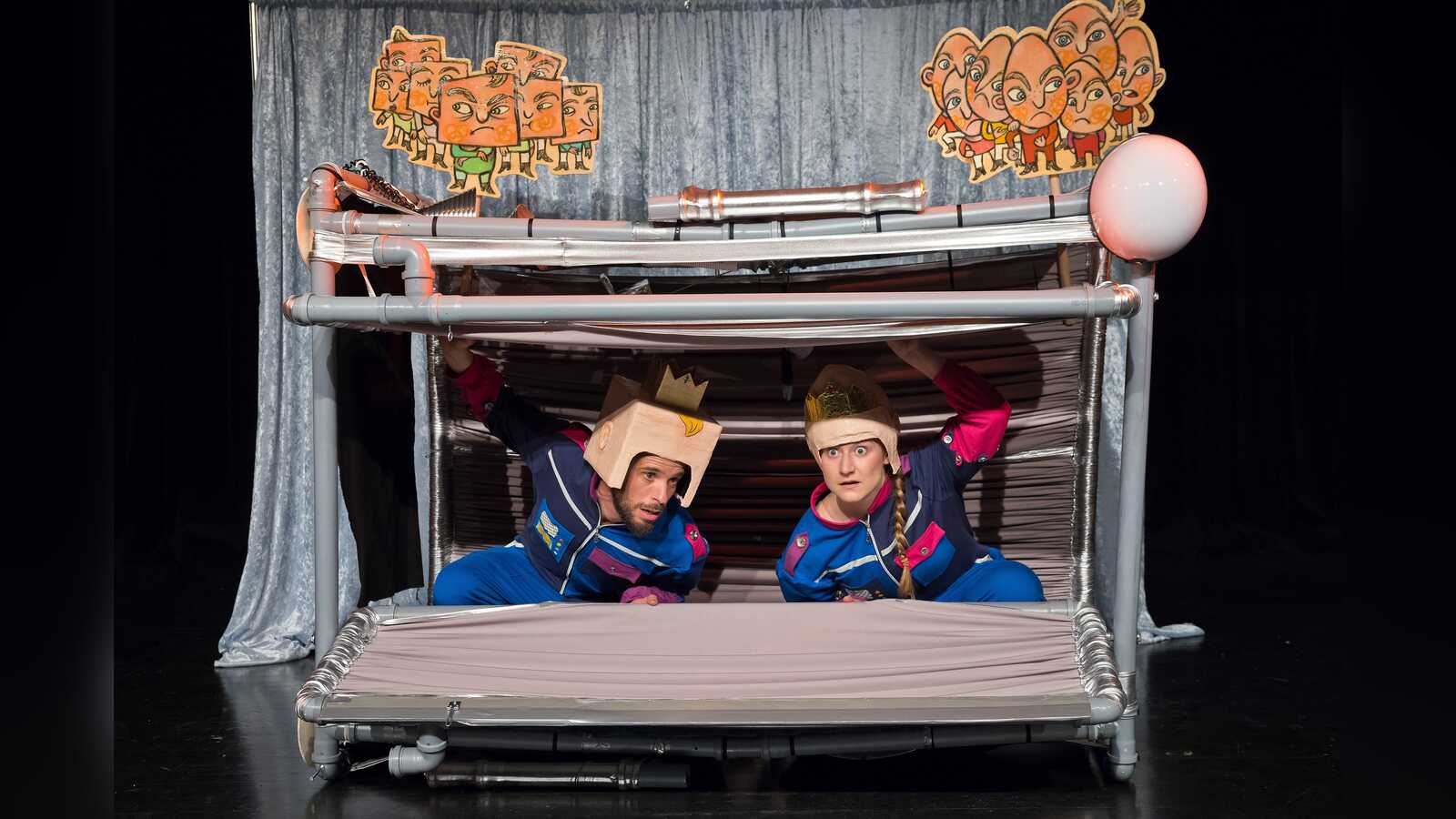 Szene aus dem Theaterstück „Nix wie weg! Schnick & Schnack heben ab“ des Kindertheaters Rosinante