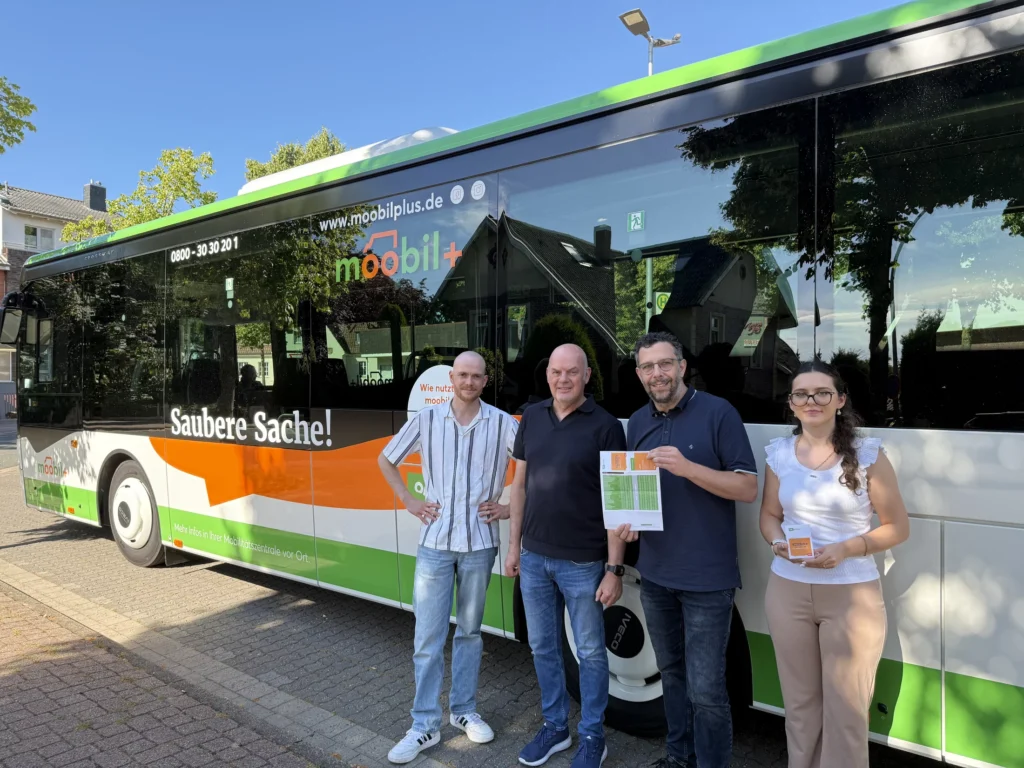 Felix und Andreas Hedemann sowie Daniel Wübbold und Larisa Syla-Rrapi stellen den neuen Bus der Linie S60 vor