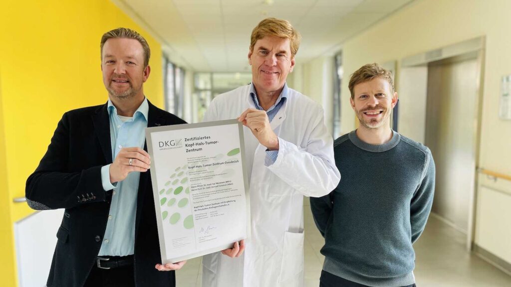 Chefarzt Priv.-Doz. Dr. Dr. Kai Wermker, Chefarzt Prof. Dr. Konrad Sommer und Oberarzt Dr. Dr. Henning Lünenbürger freuen sich über die Kooperation im neuen Kopf-Hals-Tumorzentrum
