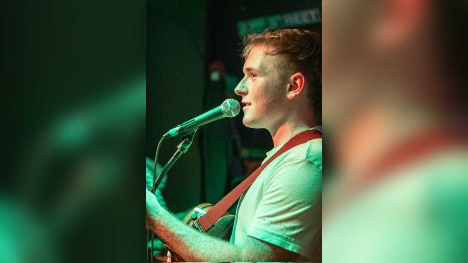 Der Dülmener Singer-Songwriter Oli Flügel mit Gitarre