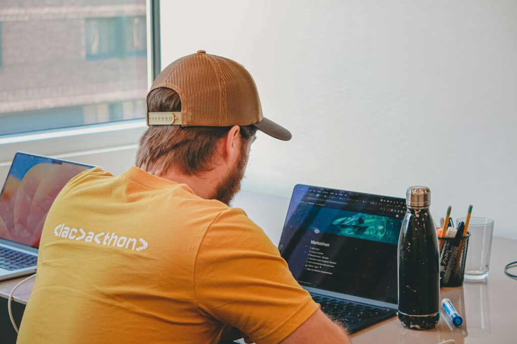 Person arbeitet am Laptop, Symbolbild für den IHK-Online-Lehrgang Vertriebsmanagement
