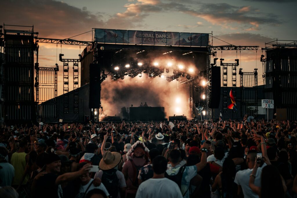 Publikum bei einem Open-Air-Konzert am Tag, Symbolbild für das LCTD-Festival im düb