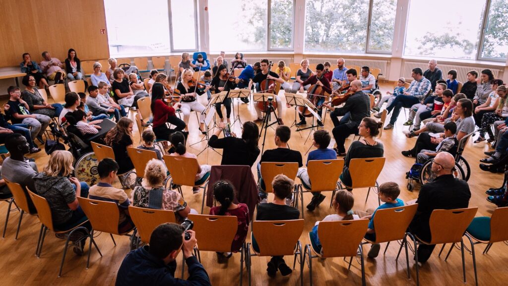 Junge Musikerinnen und Musiker von Musethica spielen Kammermusik