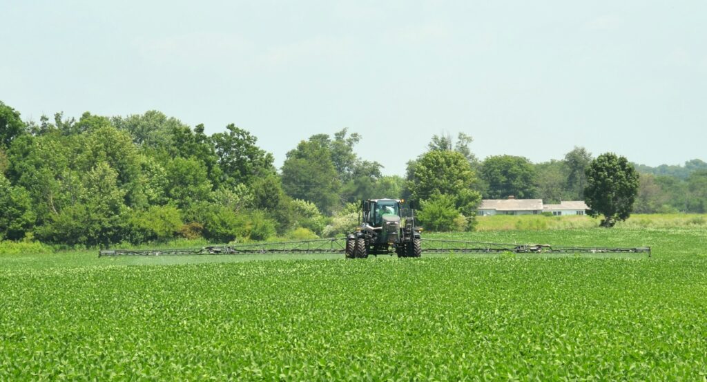 Symbolbild: Landwirtschaftlicher Pflanzenschutz auf einem Feld