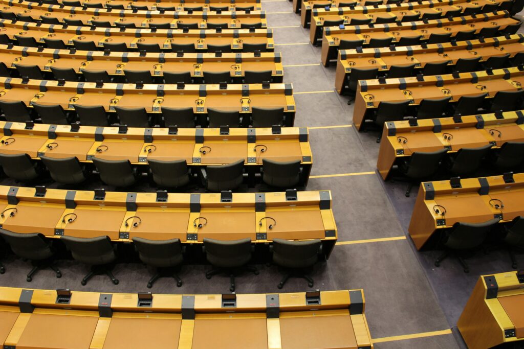 Leerer Plenarsaal eines europäischen Parlaments