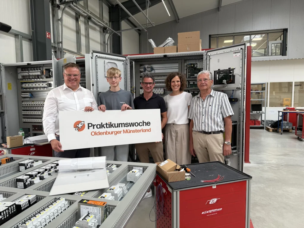 Landrat Tobias Gerdesmeyer, Praktikant Simon Schmidt und Vertreter von NW Niemann GmbH bei der Praktikumswoche Oldenburger Münsterland