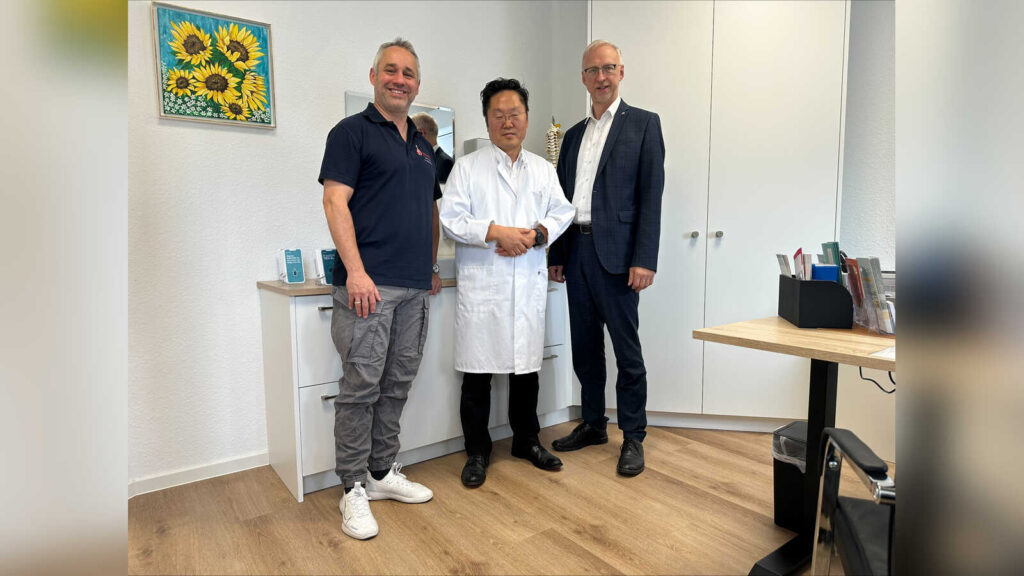 Dr. Jürgen Behnen von der Nikolaus Apotheke und Bürgermeister Helmut Höke gratulieren Dr. Jung zur neuen Hausarztpraxis in Groß Hesepe