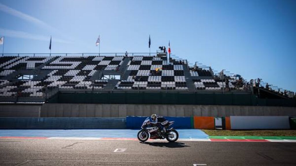 Fahrer des ROKiT BMW Motorrad WorldSBK Team auf der Strecke in Magny-Cours vor den Tribünen