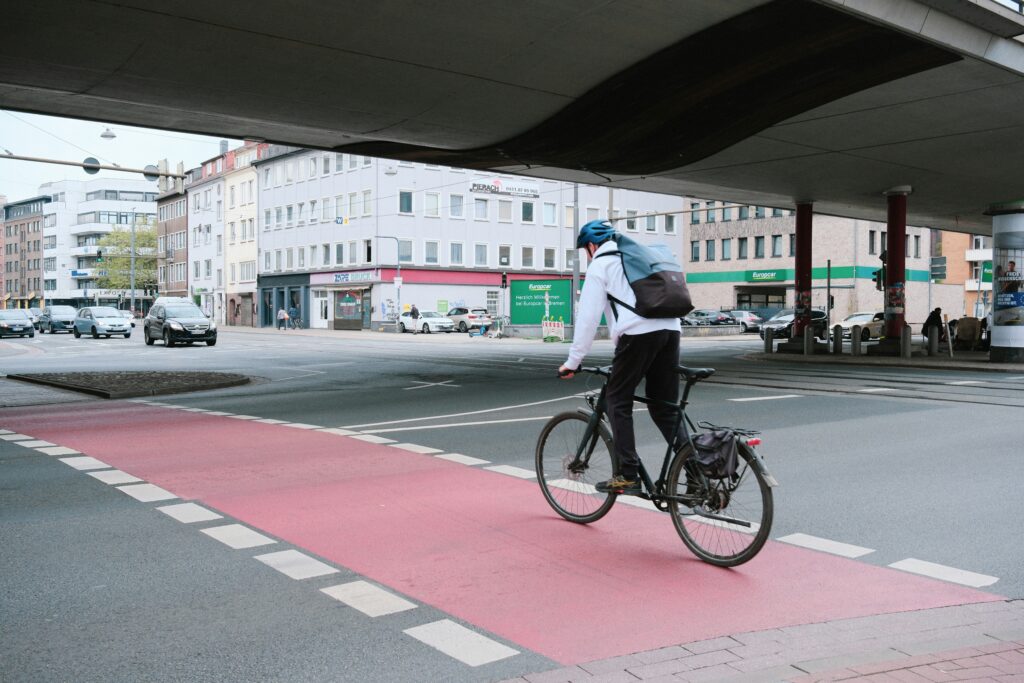 Radfahrer auf einem markierten Radweg in der Stadt, Symbolbild zum ADFC-Fahrradklima-Test