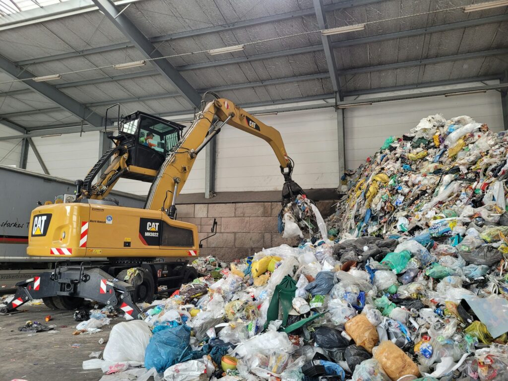 Radlader in einer Recycling- und Abfalllagerhalle