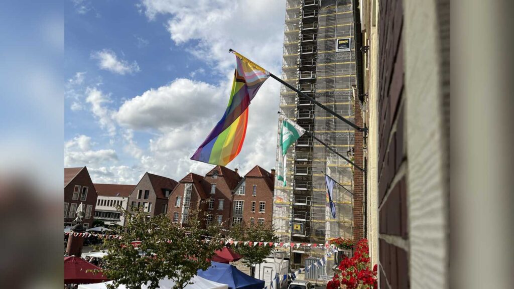 Die Regenbogenflagge weht am Coesfelder Rathaus als Hinweis auf den bevorstehenden Christopher Street Day