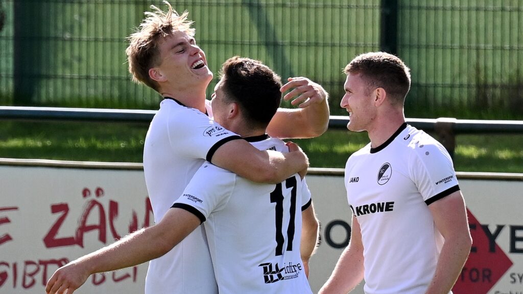 Spieler des SC Spelle-Venhaus bejubeln einen Treffer gegen Eintracht Braunschweig II
