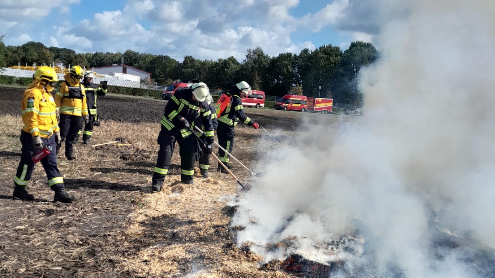 Feuerwehrkräfte üben den Einsatz von Handwerkzeug bei der Vegetationsbrandbekämpfung