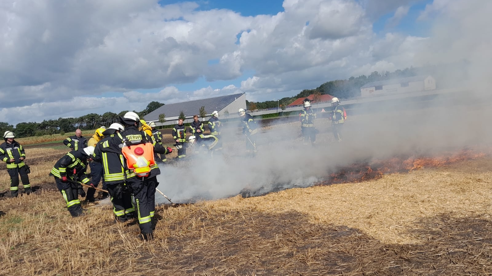 Feuerwehrkräfte üben den Einsatz von Löschrucksäcken bei einem Vegetationsbrand