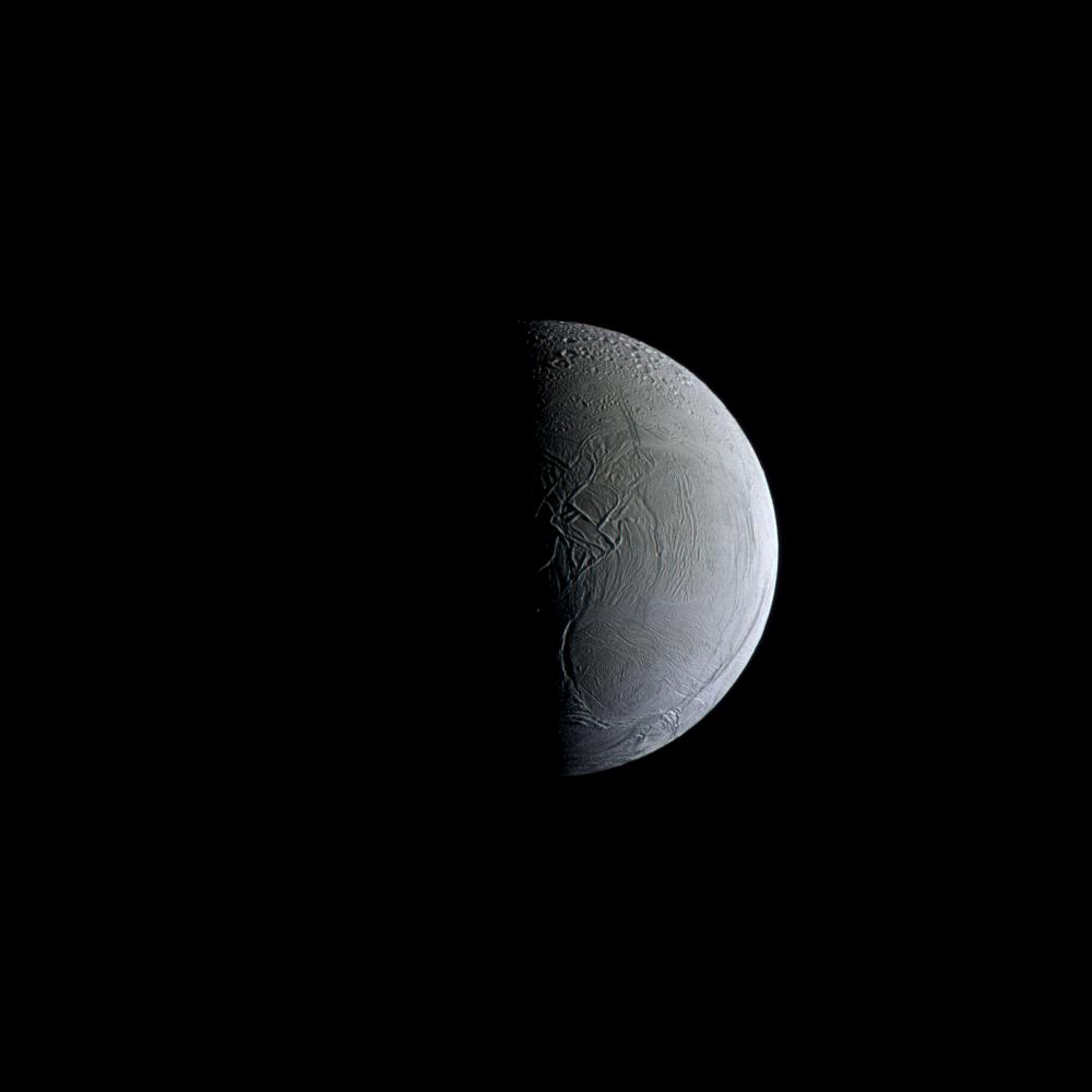 Der eisbedeckte Saturnmond Enceladus, fotografiert von der Raumsonde Cassini