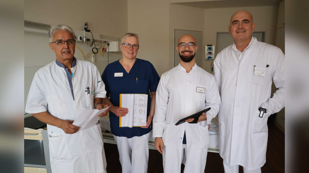 Dr. Moulay Abderrahmane Rachidi, Bernadette Haverkamp, Karim Azem und Dr. Knut Frese (von links) stellen das neue Schlaflabor vor