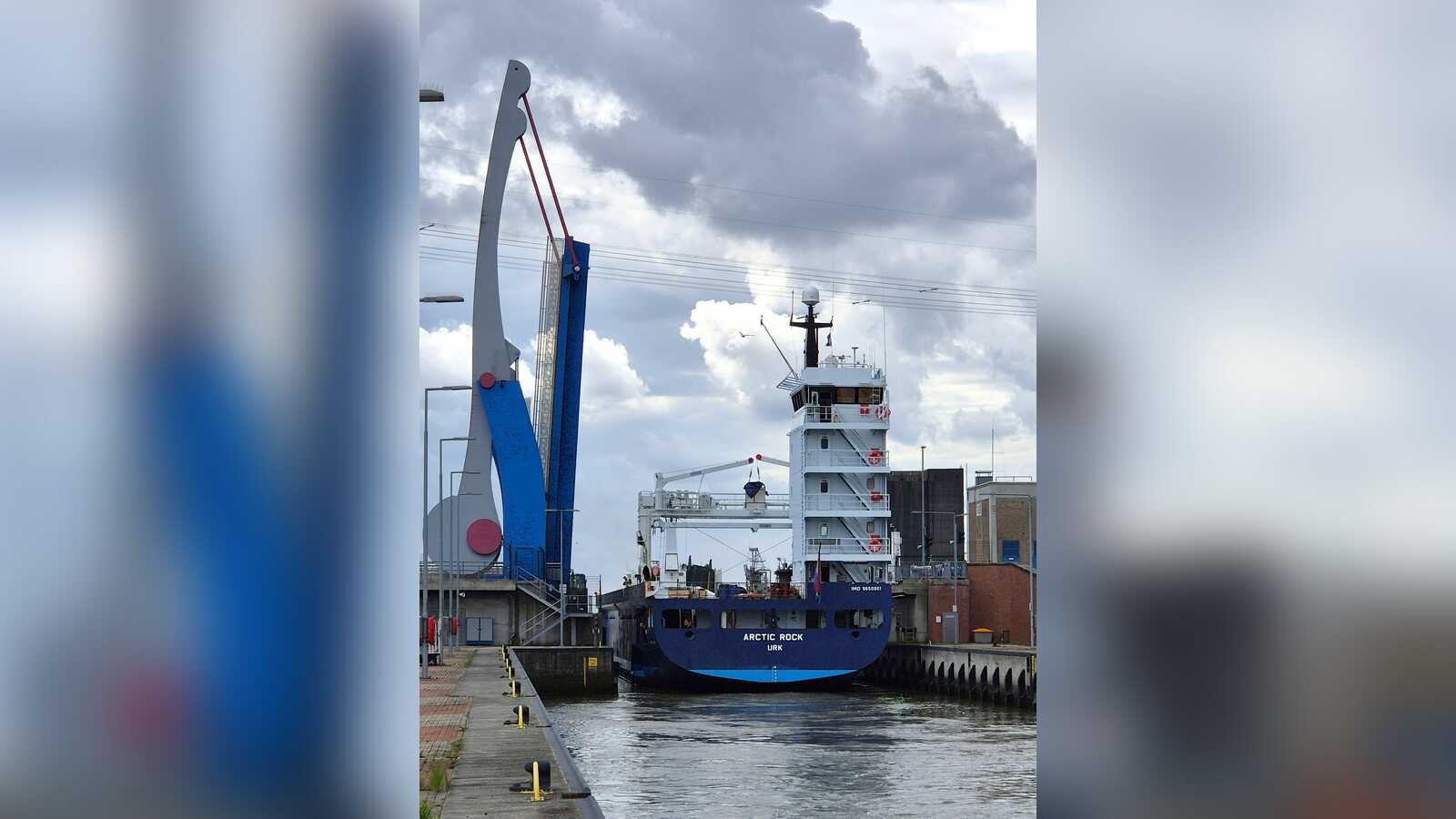 Das Schiff Arctic Rock passiert die Nesserlander Schleuse in Emden