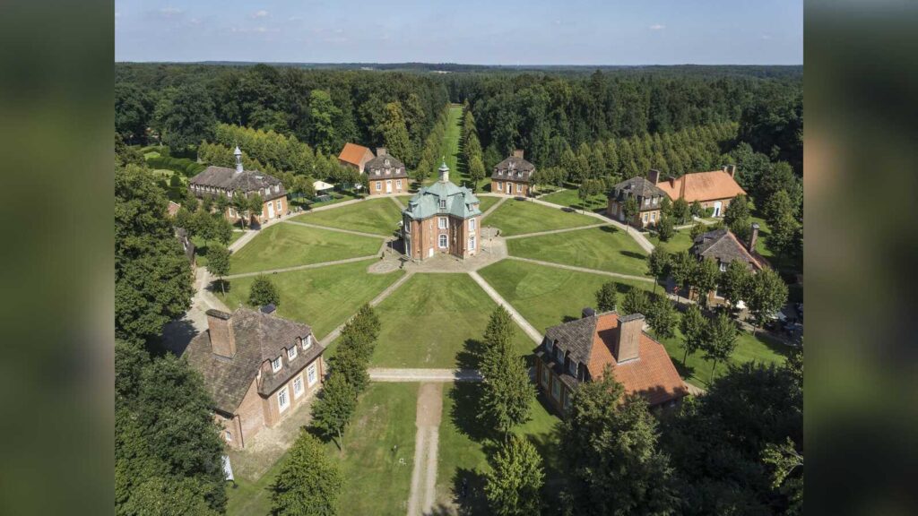 Luftaufnahme von Schloss Clemenswerth in Sögel