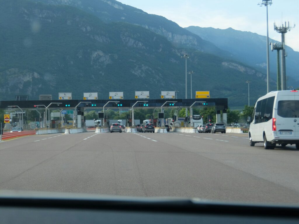Symbolbild: Elektrofahrzeuge an einer Schnellladestation