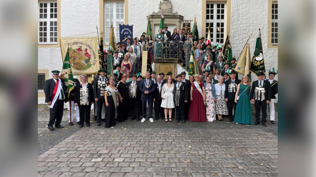 Königs- und Kaiserpaare der Rheiner Schützenvereine beim Empfang im Falkenhof