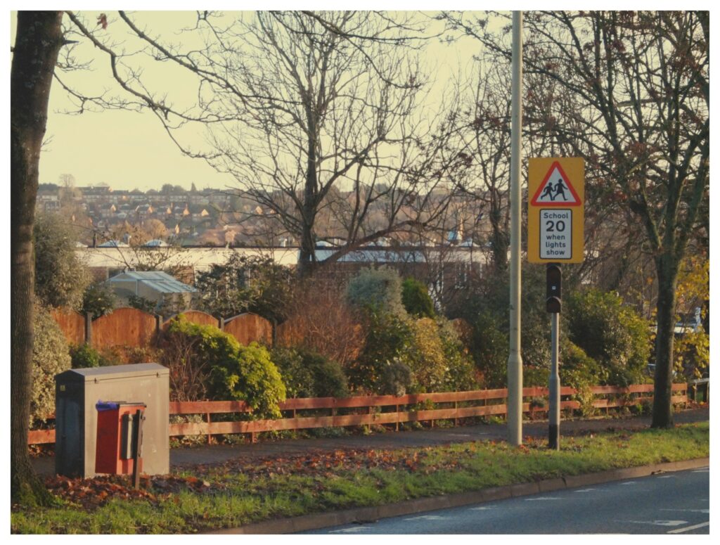 Gelbes Verkehrsschild mit Kindersymbol, Symbolbild für die Schulweg-Kontrollen im Kreis Coesfeld