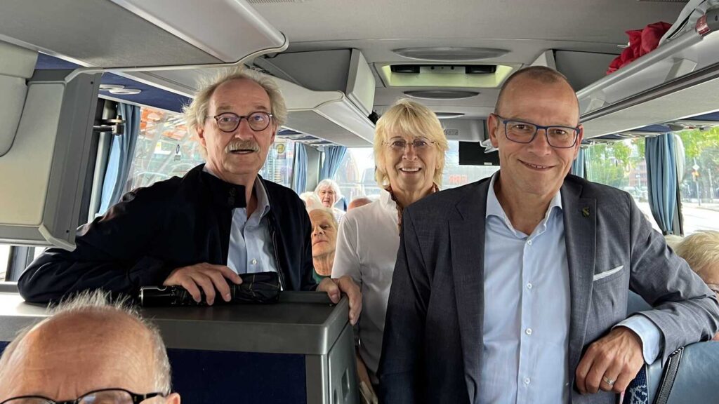 Heinz-Joachim Büker und Margret Schumacher (Stiftung Büker) sowie Bürgermeister Oliver Kellner bei der Seniorenfahrt in Emsdetten