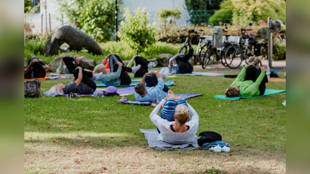 Teilnehmende eines Kurses von „Sport im Park“ im Bee-Park in Vechta
