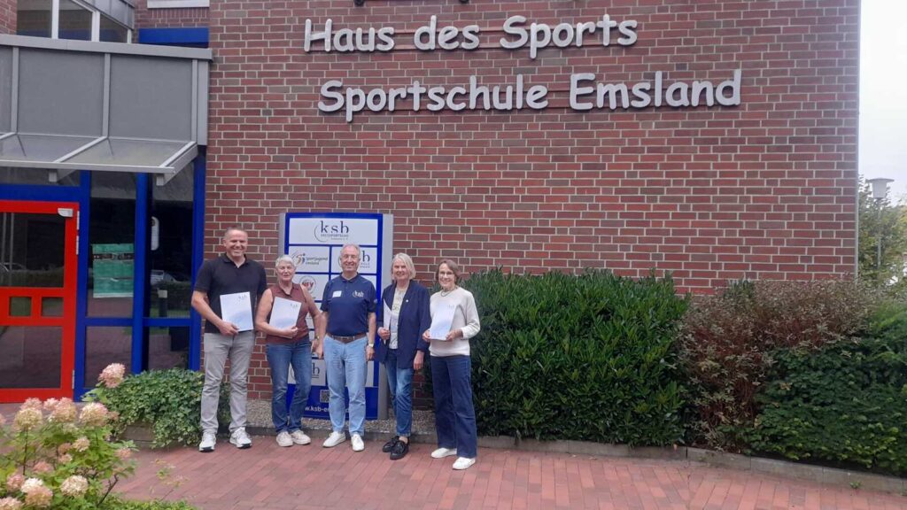 Geehrte Sportabzeichenprüferinnen und -prüfer des Kreissportbundes Emsland mit ihren Urkunden