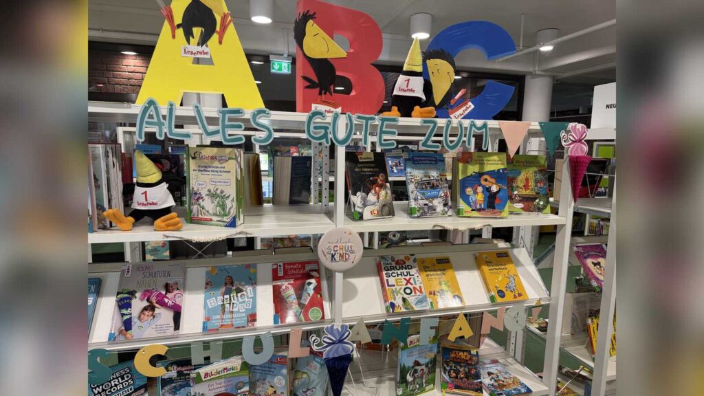 Regal mit Büchern und Lesefutter zum Schulstart in der Stadtbücherei Coesfeld