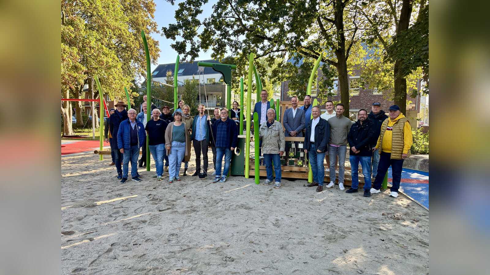 Beteiligte aus Planung, Politik und Verwaltung bei der Eröffnung des Stadtparks An den Wiesen in Dülmen