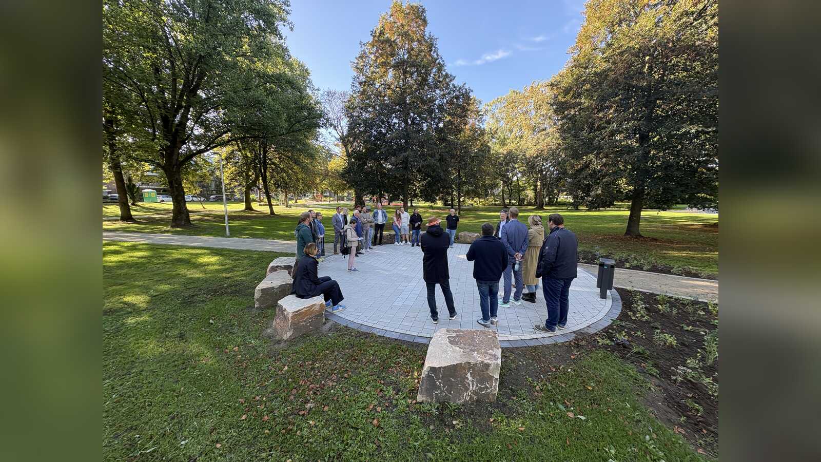 Die neue Wiesen-Bühne mit Sitzsteinen im Stadtpark An den Wiesen in Dülmen