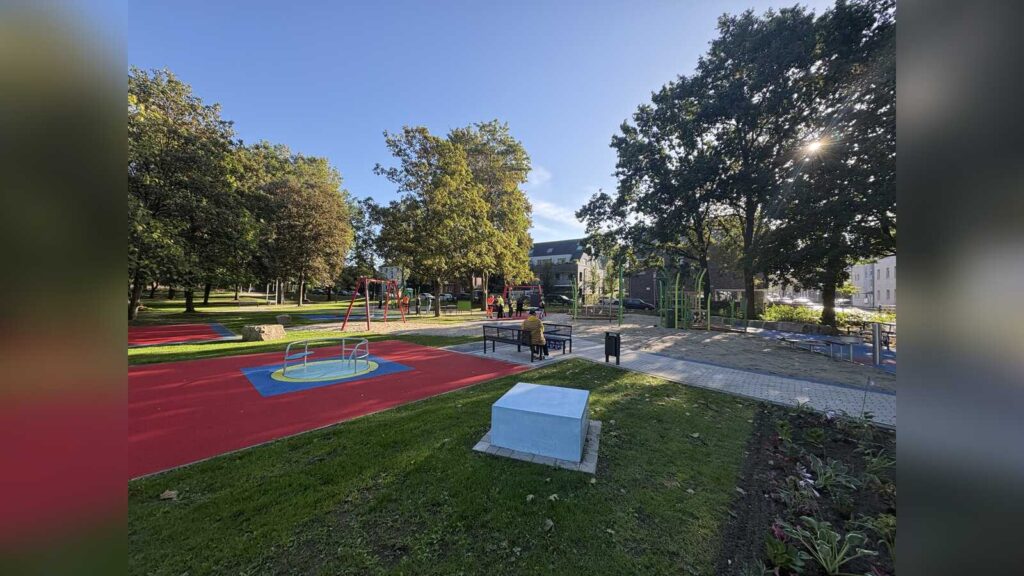 Der neu gestaltete Stadtpark An den Wiesen in Dülmen mit Spielplatz und Wegen