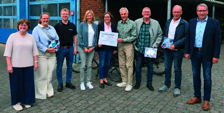 Gruppenfoto bei der Übergabe der Stadtradeln-Spende an die Bürgerstiftung Salzbergen