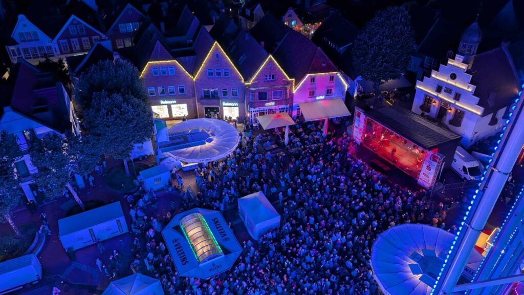 Luftaufnahme des Lingener Altstadtfests am Abend mit beleuchteten Fassaden und Bühne
