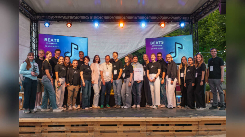 Team des Startups nimbo bei der Preisverleihung mit Oberbürgermeisterin Katharina Pötter