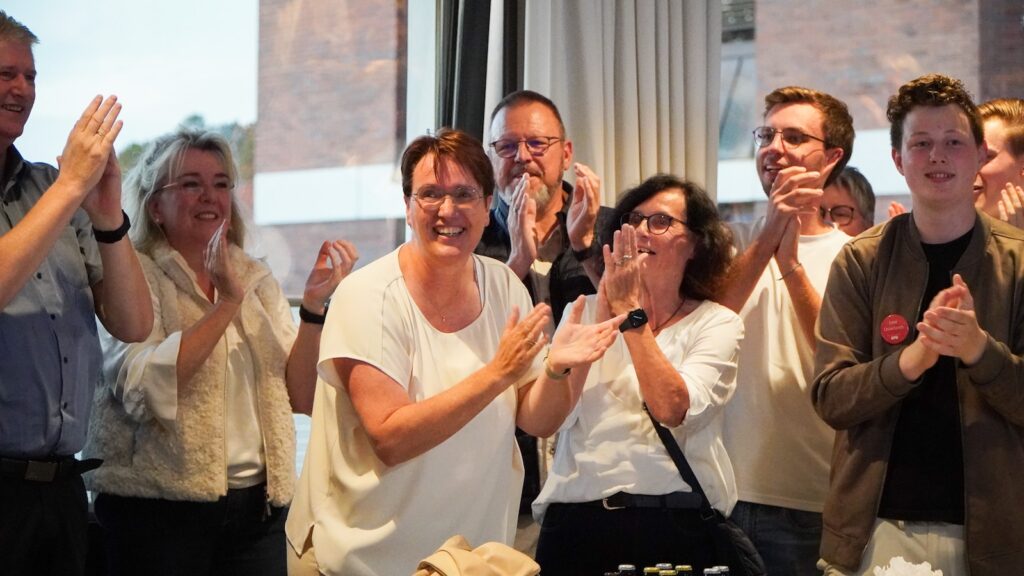Silvia Pünt-Kohoff applaudiert lachend mit Unterstützerinnen und Unterstützern im Kreishaus Nordhorn nach ihrem Sieg in der Stichwahl um das Landratsamt