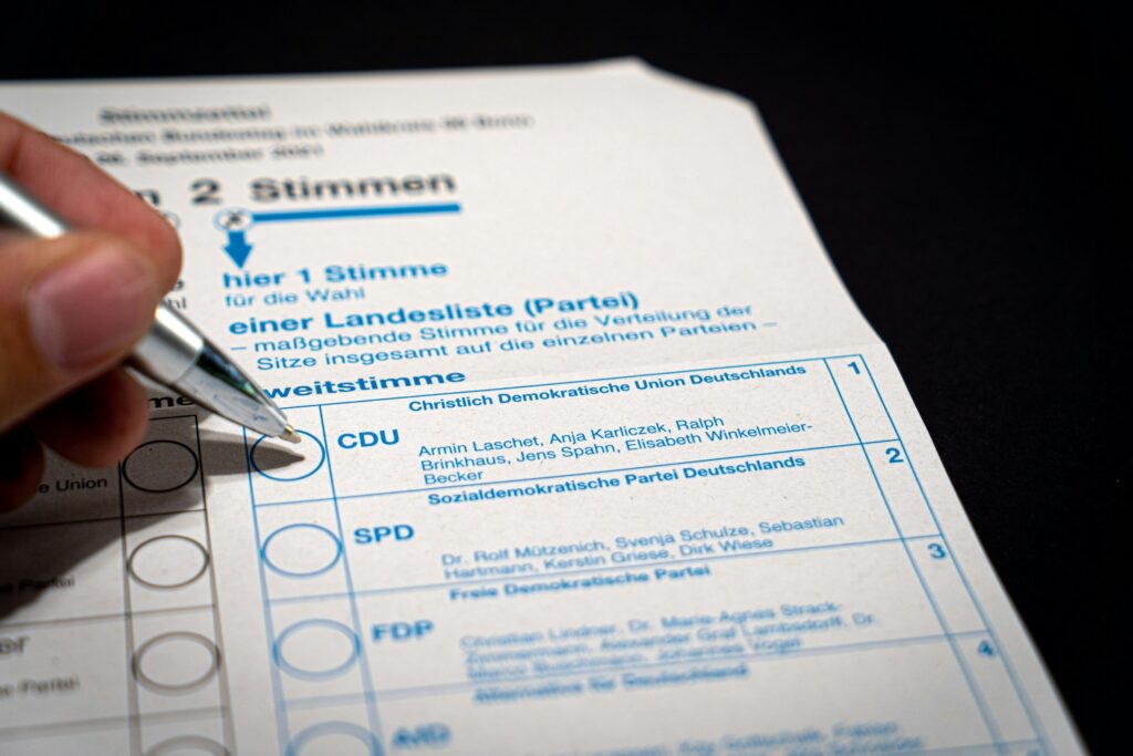 Wahlzettel wird in Wahlurne eingeworfen