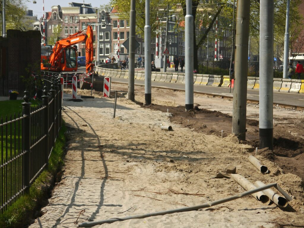 Aufgerissene Straße bei Bauarbeiten (Symbolbild)