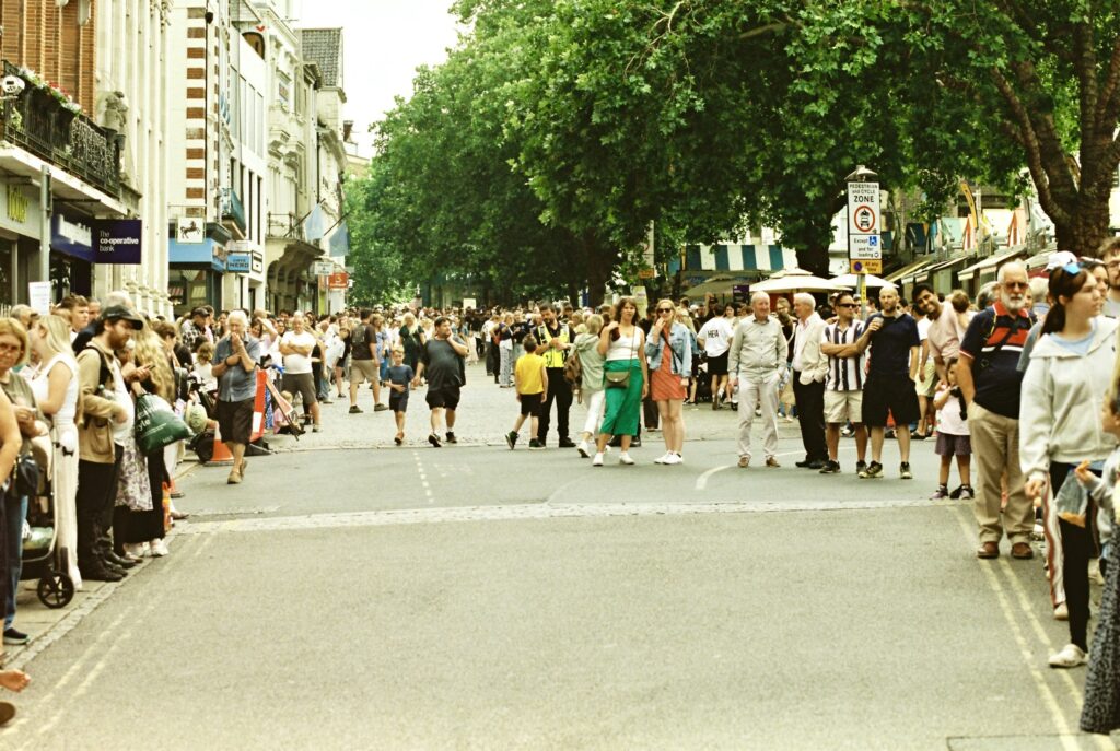 Menschenmenge bei einem Straßenfest in der Innenstadt, Symbolbild für das Straßenfest in der Lotter Straße