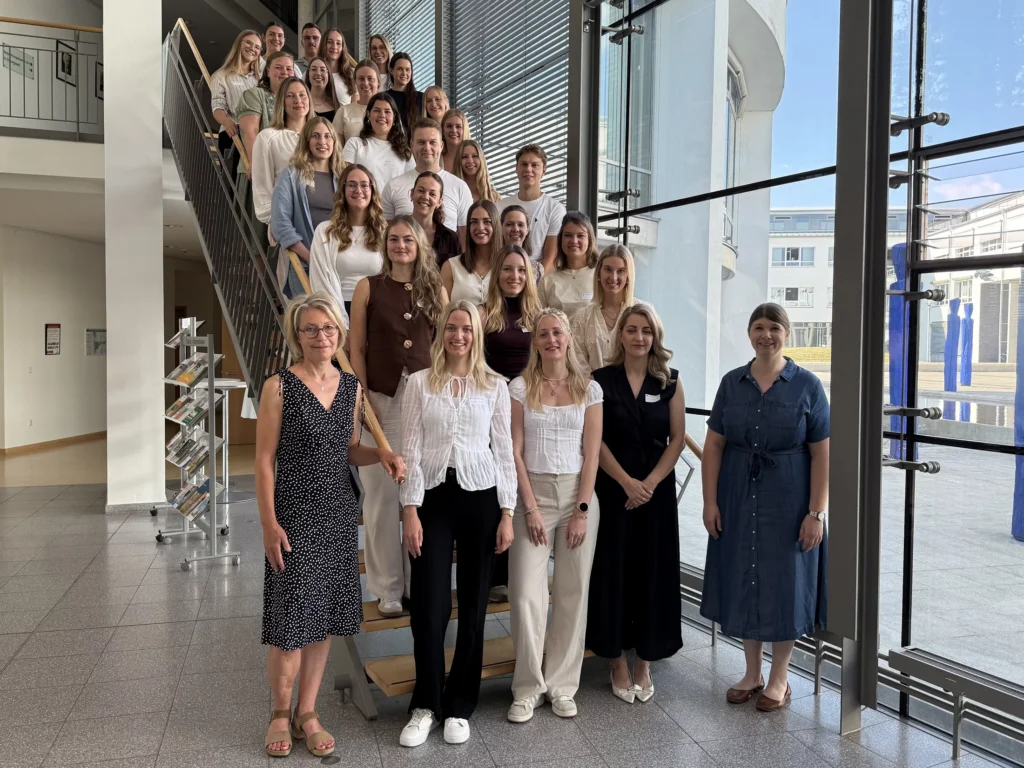 Seminarrektorin Maren Steuwer und Vizerektorin Claudia Gerdes mit den neuen Lehramtsanwärtern des Studienseminars Vechta
