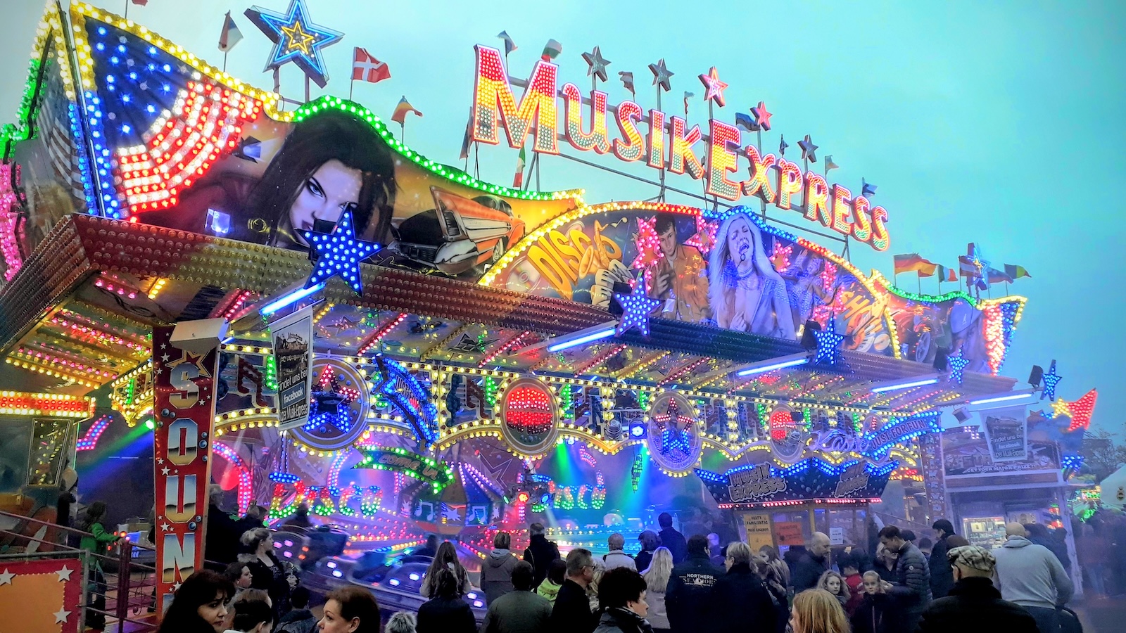 Rundfahrgeschäft Super Musik Express auf der Nordhorner Herbstkirmes