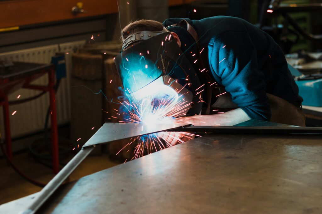 Ein Handwerker beim Schweißen als Symbolbild für Fachkräfte in Engpassberufen