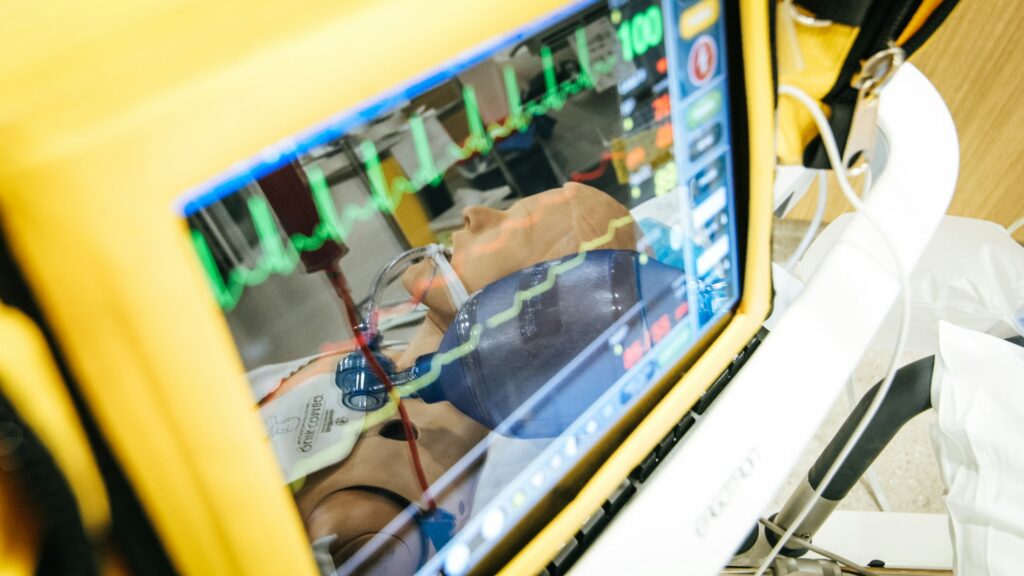 Medizinische Überwachungsgeräte mit EKG- und Sättigungsanzeige als Symbolbild für Intensivmedizin