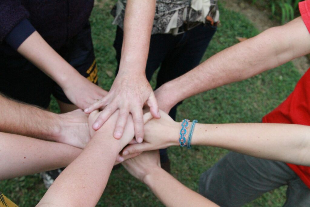Gruppe junger Menschen beim Teambuilding, Symbolbild zur Juleica-Ausbildung