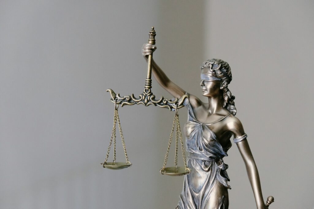 Justitia mit Waage als Symbol für die Sozialgerichtsbarkeit