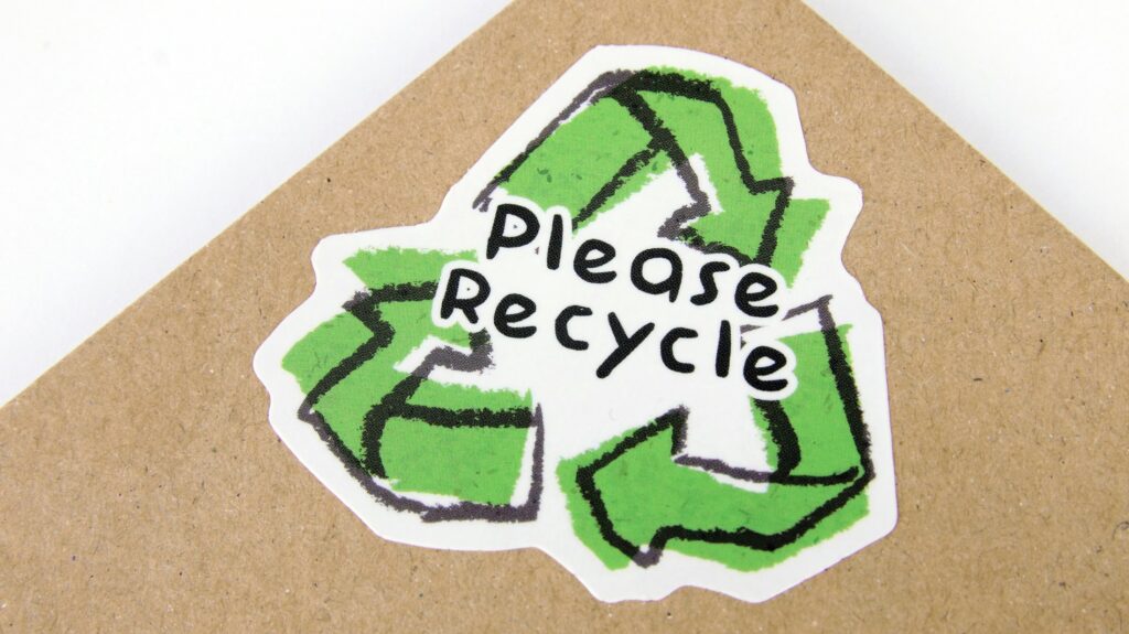 Recycling-Siegel auf einer Verpackung als Symbolbild zu neuen EU-Regeln gegen Greenwashing