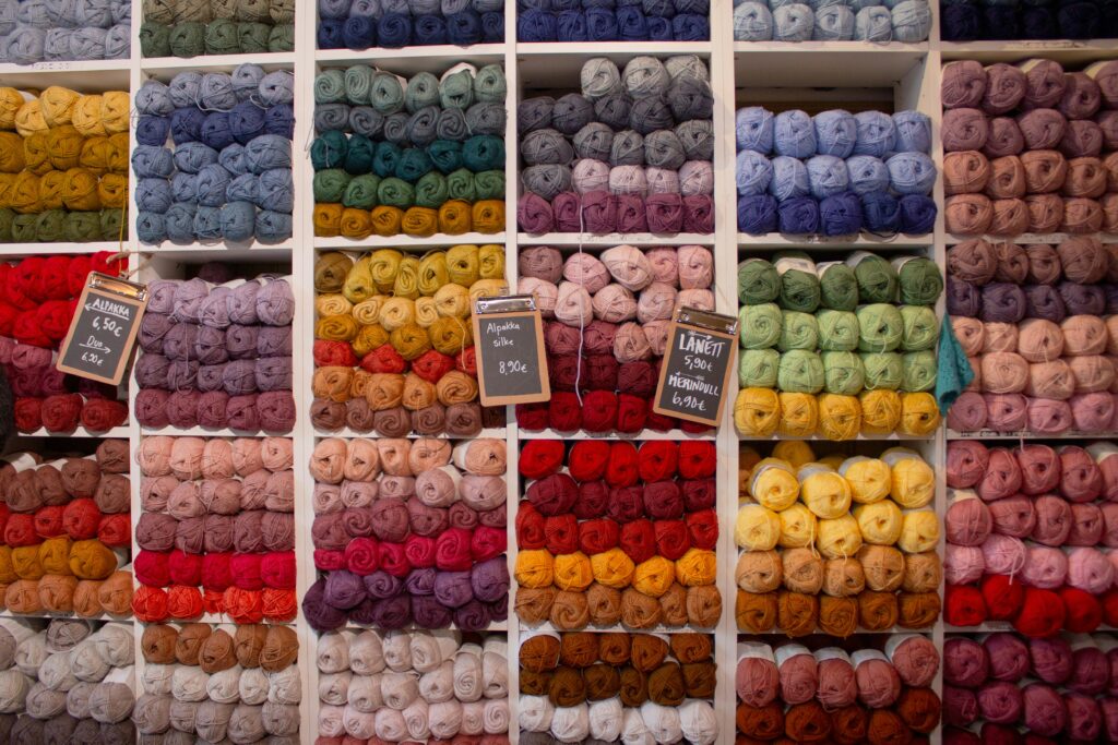 Symbolbild bunter Wollknäuel für den Stricktreff in der Stadtbibliothek Osnabrück