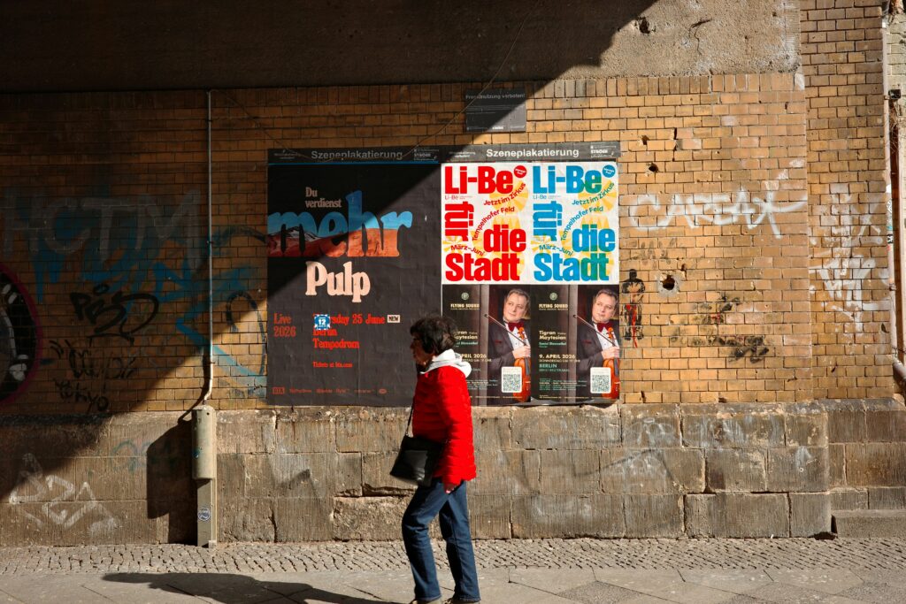 Wahlplakate an einer Wand, Symbolbild zur Bürgermeister-Stichwahl in Meppen